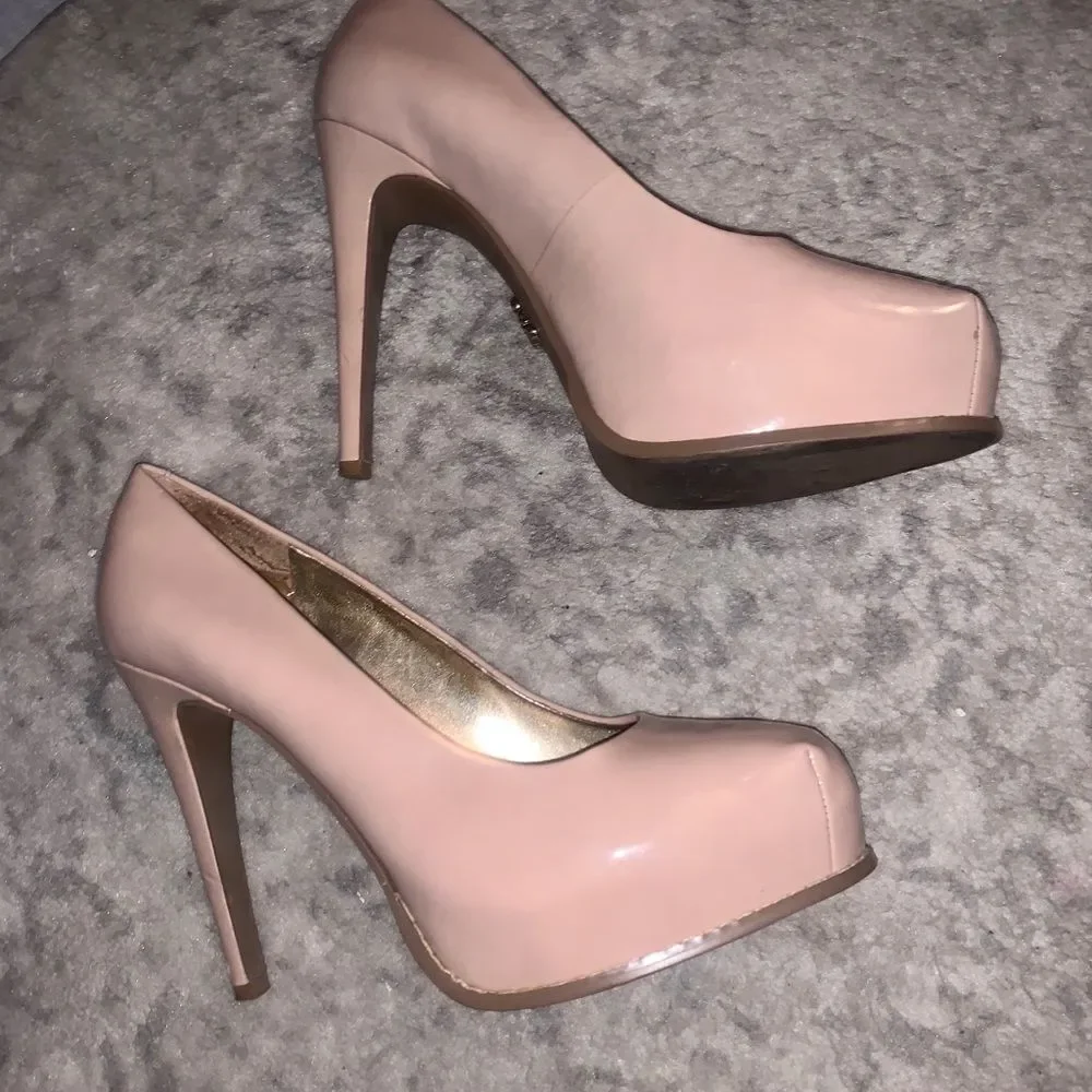 Simply Vera Nude Patent Leather Platform Pumps